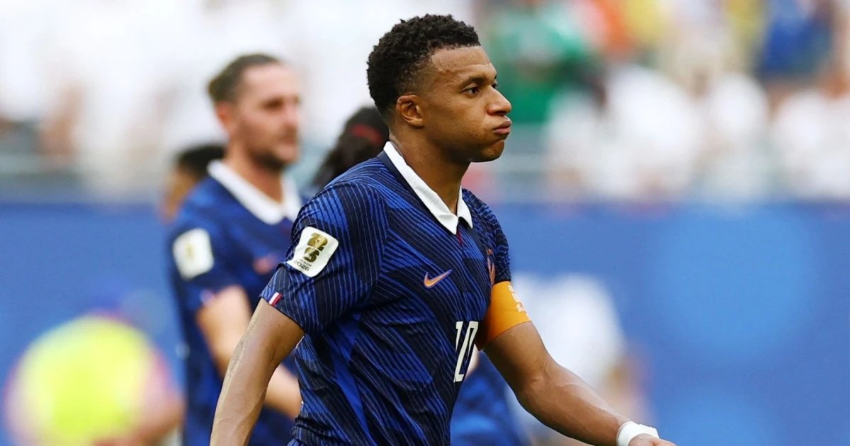 Mbappé se va triste tras la derrota de Francia ante Inglaterra