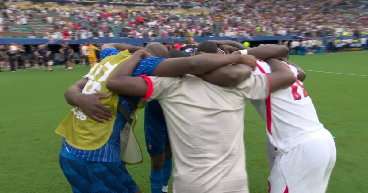 ¡Enorme gesto! Ingleses y franceses se funden en un abrazo emotivo tras el duelo por el tercer lugar