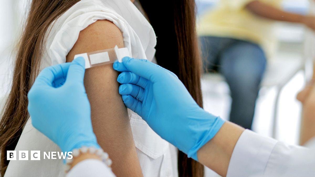 Teenagers from 15 should be given free MenB vaccine, say experts