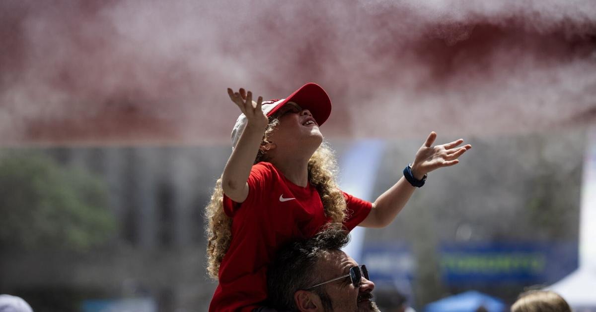 Toronto heat warning persists with stifling humidity, risk of showers over weekend