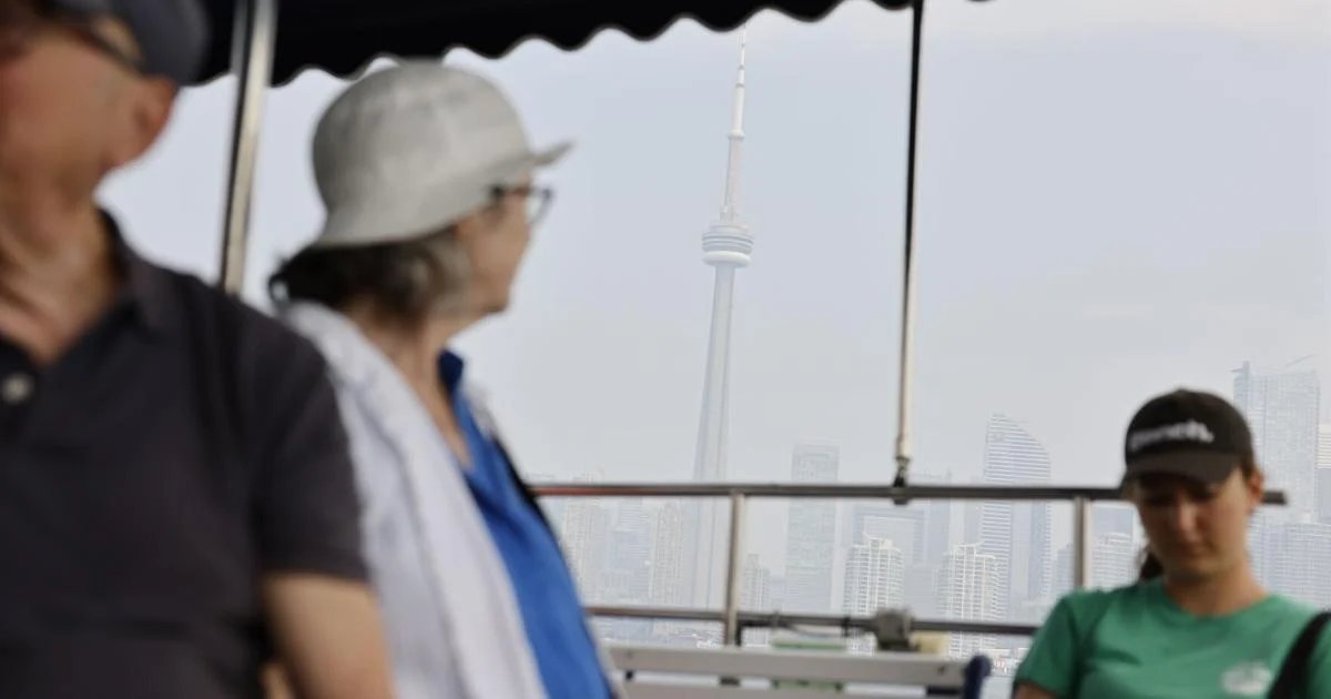 Toronto weather warnings due to Ontario wildfire smoke, heat