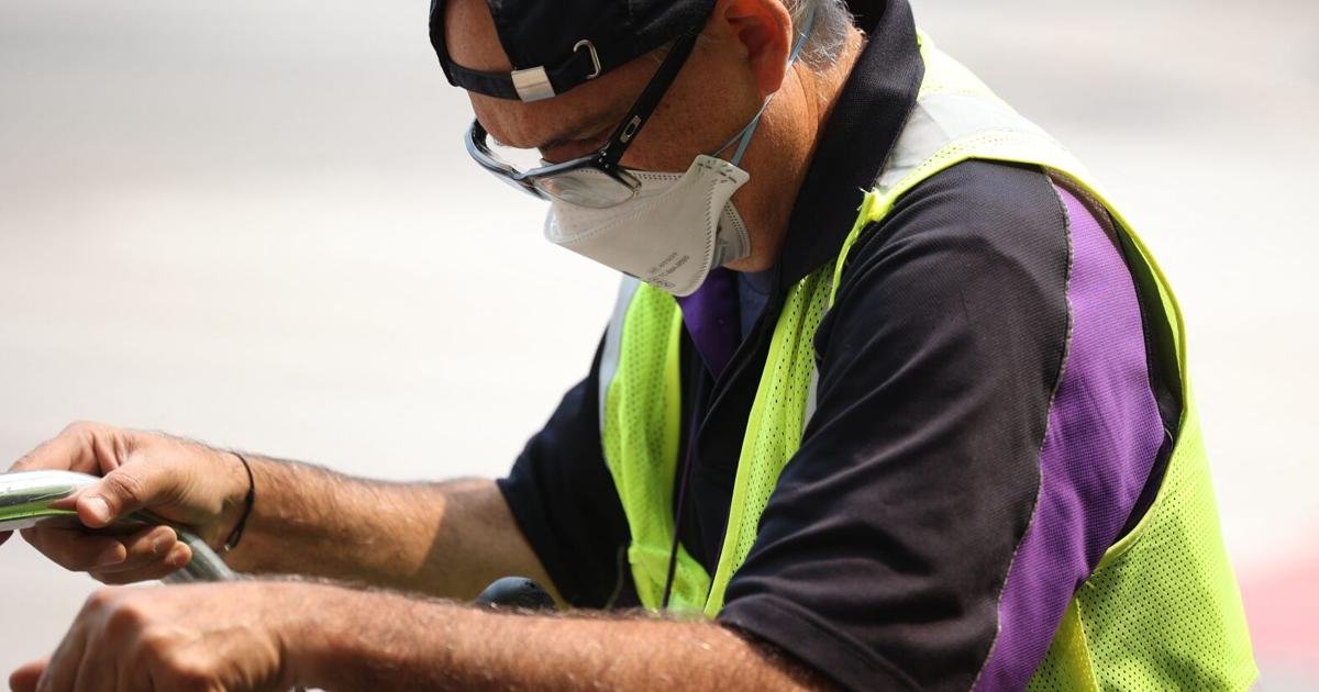 Outdoor workers at risk, advocates say, as wildfire smoke blankets Toronto