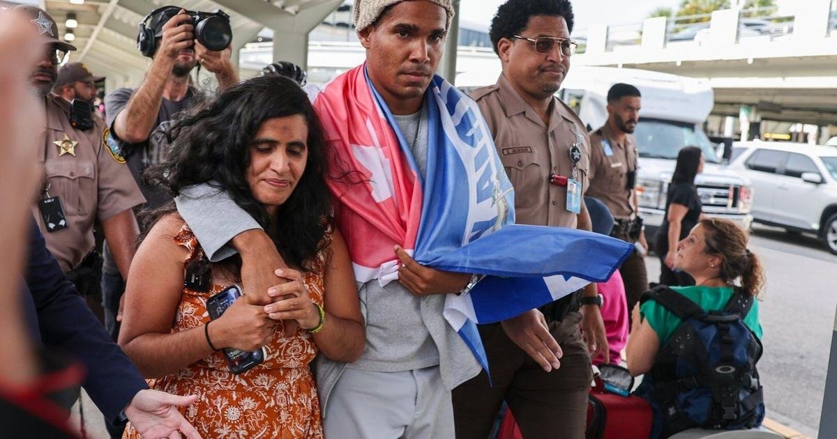 Cuban artist and dissident exiled from country after 5 years in prison arrives in U.S.