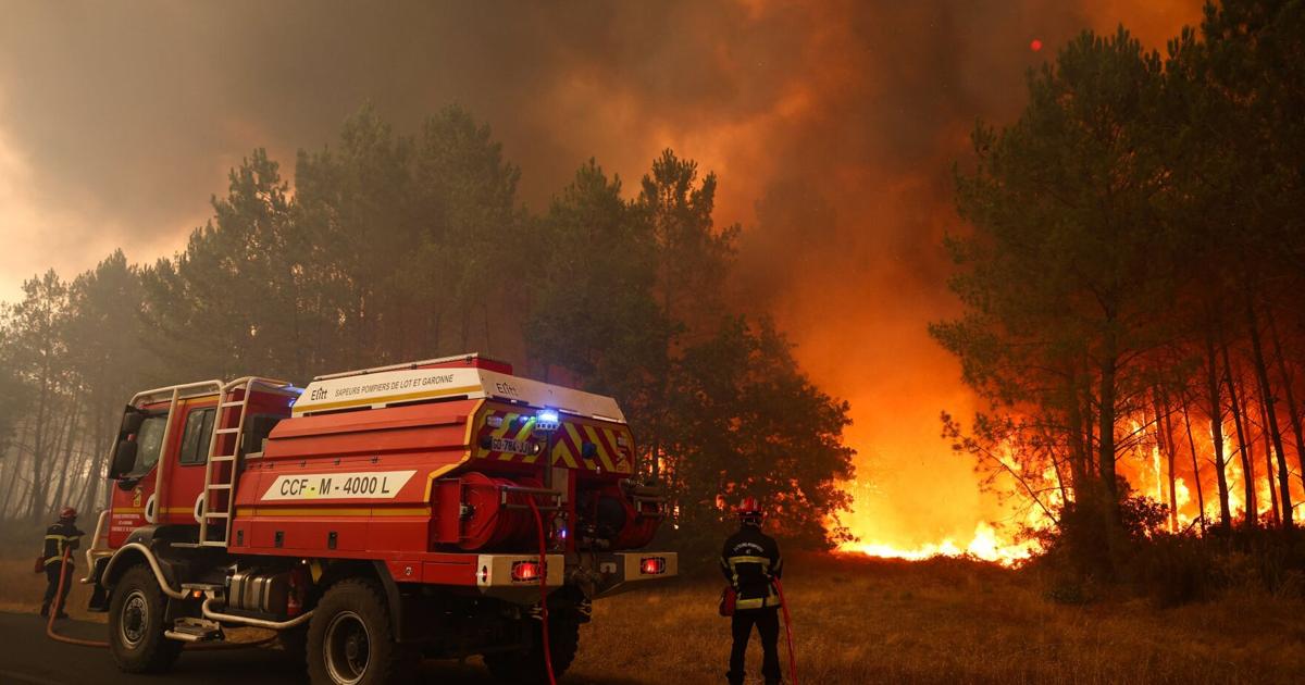 Wildfire spreads near popular French tourist town as 20,000 people are moved to safety