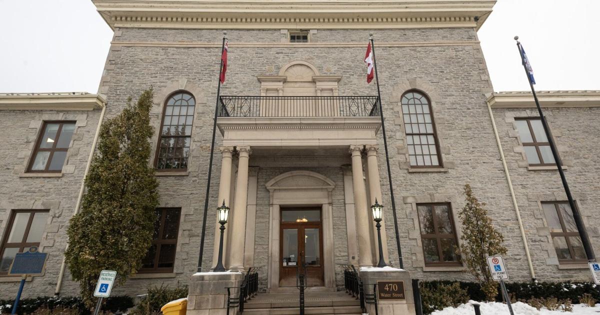 Man pleads guilty to lunging from prisoner's box and attacking prosecutor in Peterborough courtroom