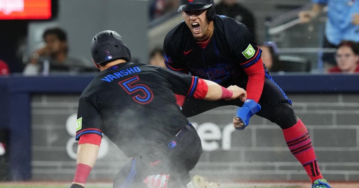 Blue Jays vs. Cardinals: Toronto stays in touch with playoff race with a late rally