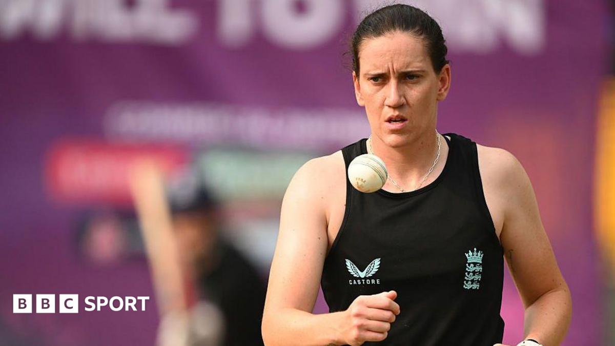Em Arlott: Yorkshire sign England bowler from Warwickshire