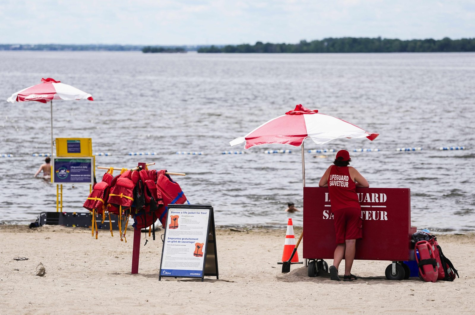 Ottawa shifted to weekly beach water testing. Critics say swimmers are left with less information