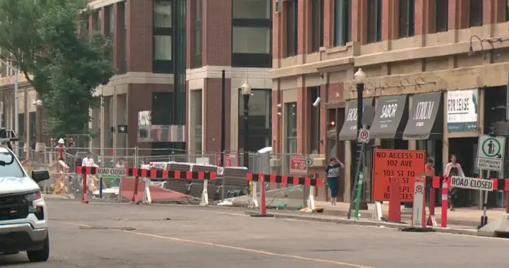 Downtown Edmonton retailers dig in amid rash of restaurant closures: ‘Not going anywhere’ – Edmonton