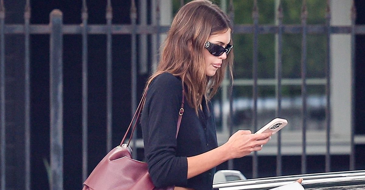 Kaia Gerber Just Made Ugg Boots and a Chanel Bag 2026’s #1 Outfit