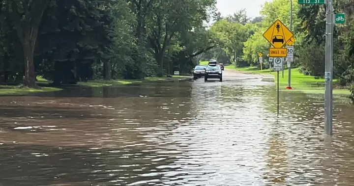 Monday thunderstorm floods roads, halts traffic and transit across Edmonton