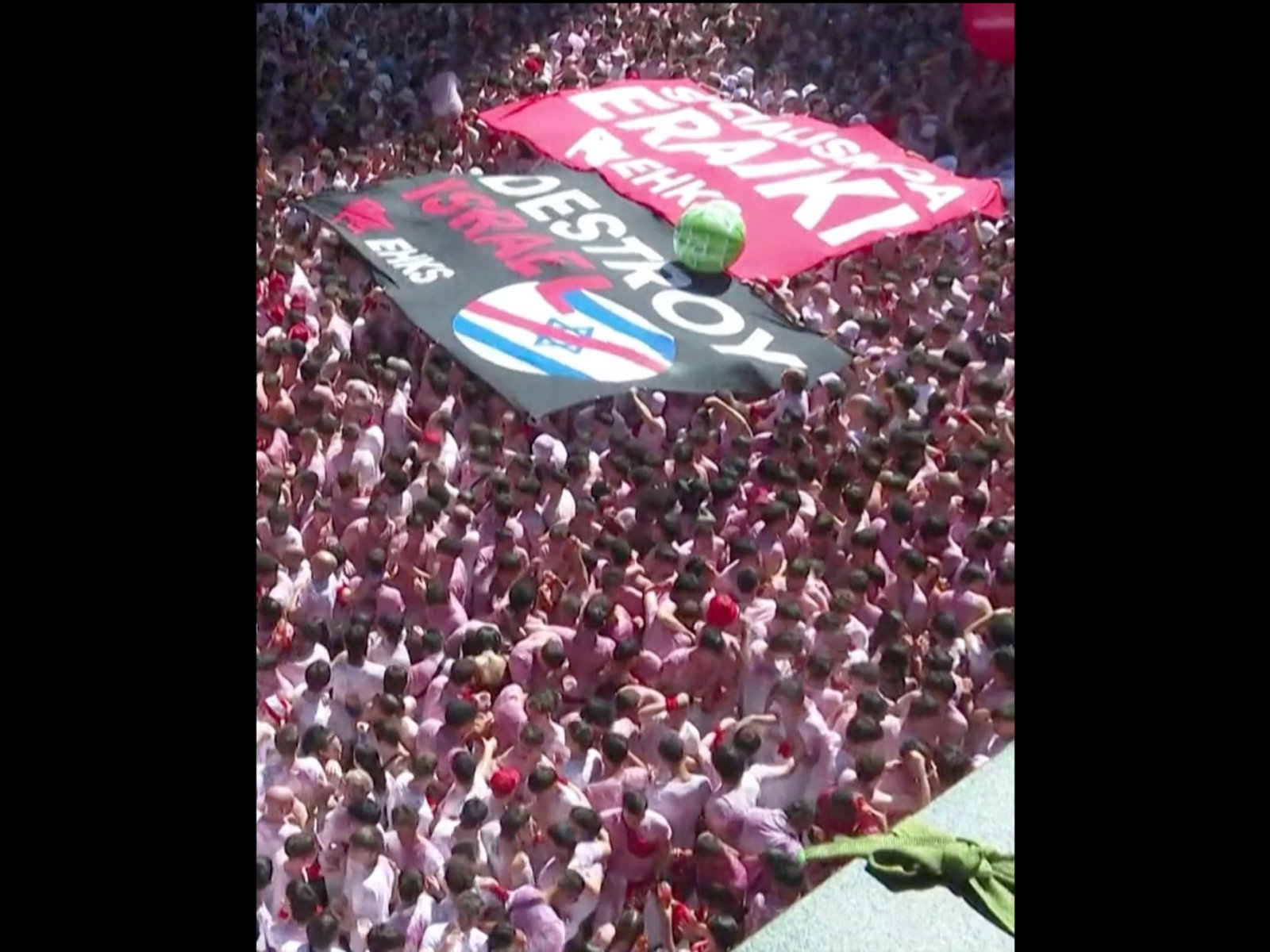 Crowds hold ‘destroy Israel’ banner at Spain’s Pamplona bull run | Newsfeed