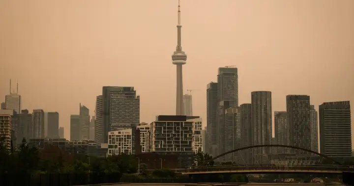 Air quality tanks as wildfire smoke spreads across huge swaths of Canada – National