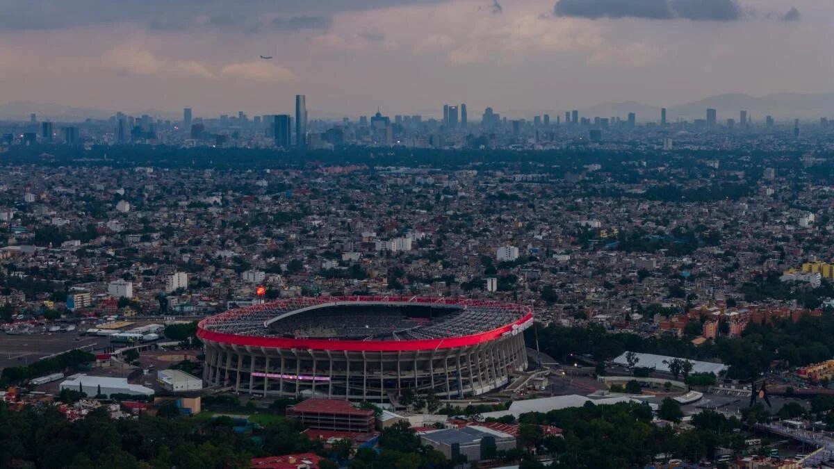 What makes Estadio Azteca a fortress for Mexico and a house of horrors for others?