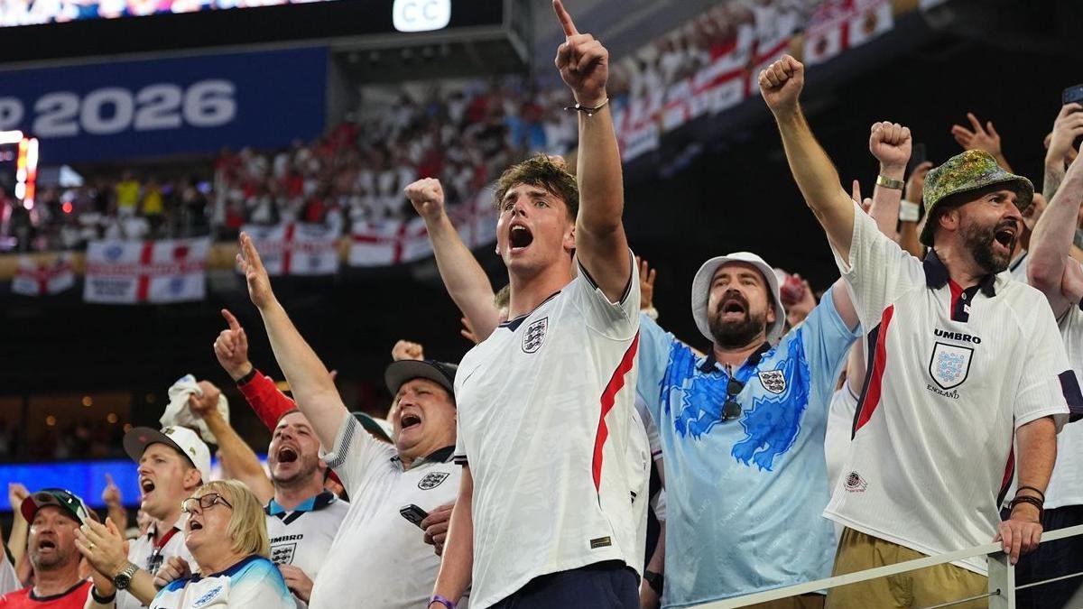 ‘The perfect football song’: Why England fans, players and David Beckham all love singing Wonderwall