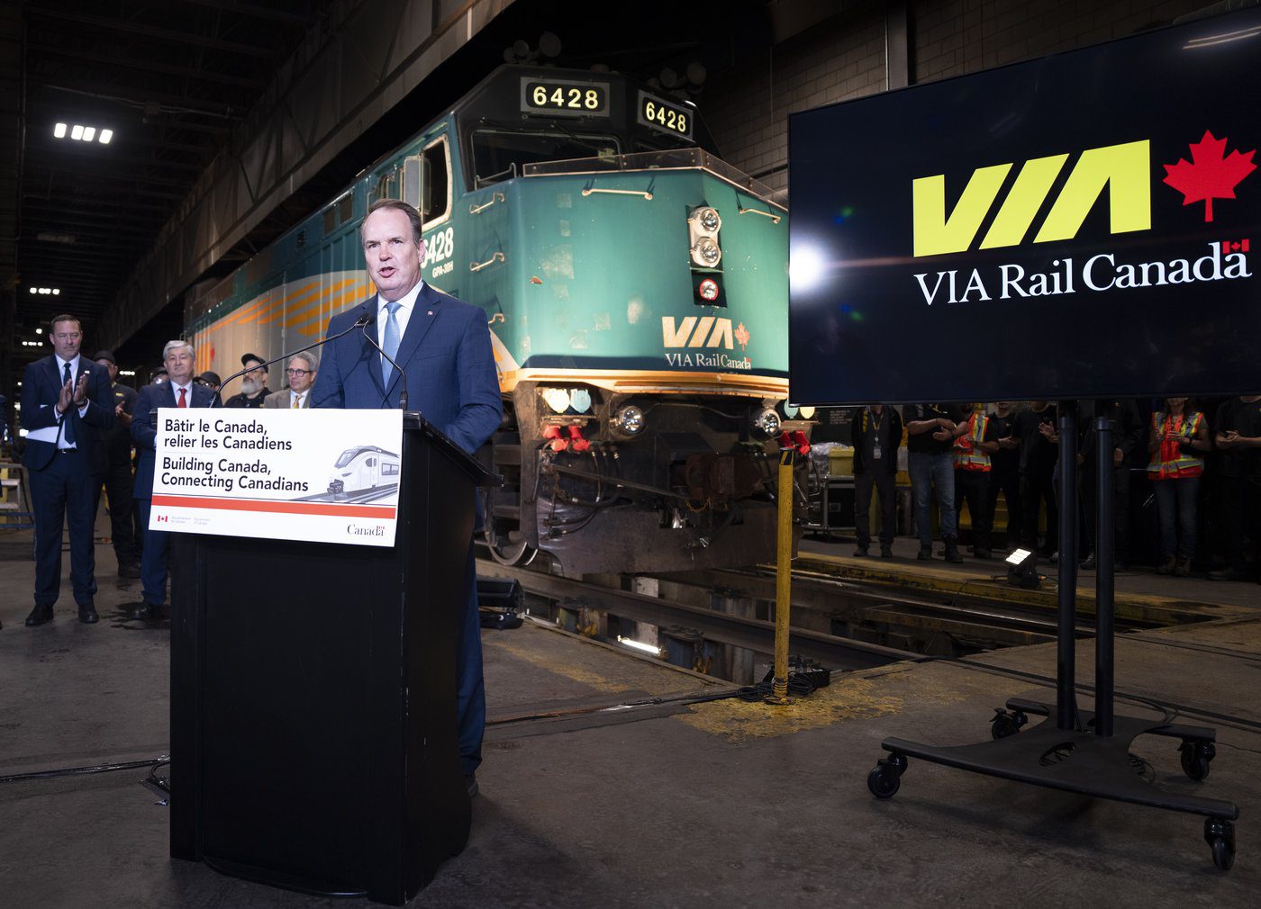 Feds to spend $1.9B to replace Via Rail locomotive fleet, build plant