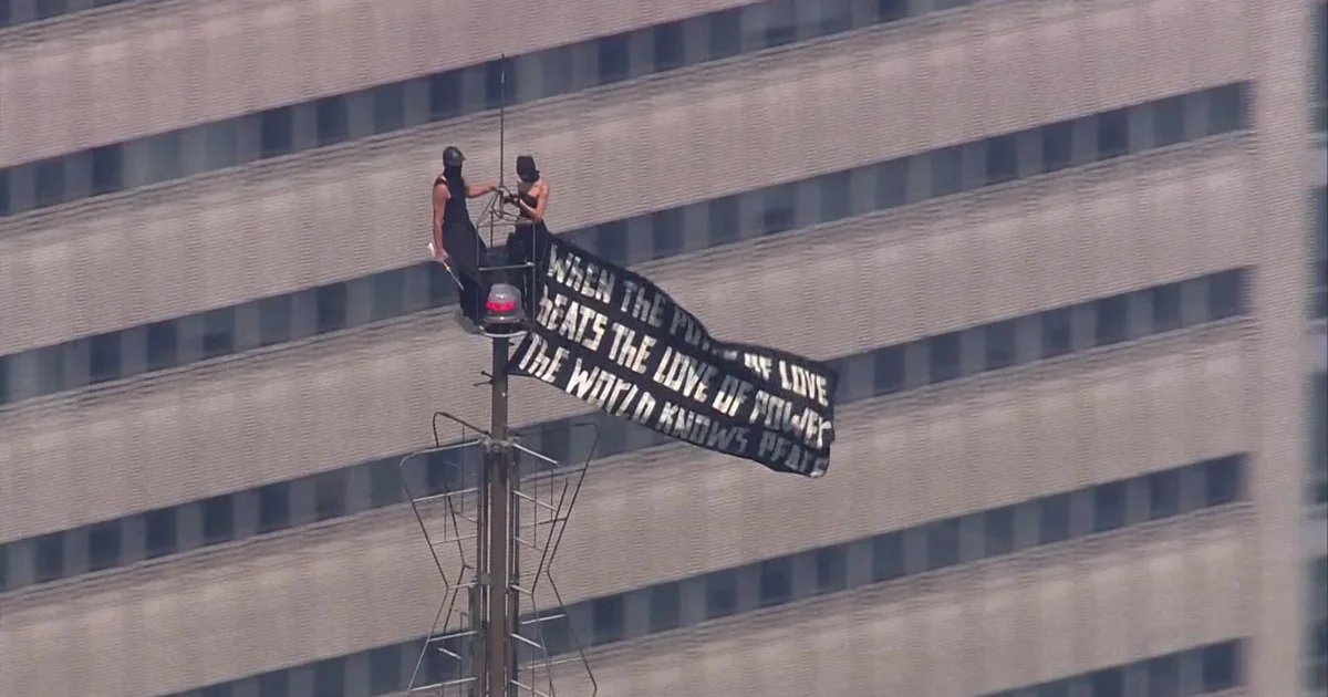 2 people climb to top of NYC’s Empire State Building, appear to get engaged