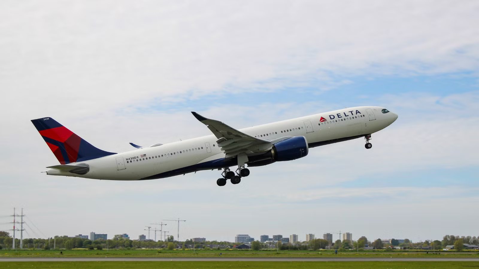 “Please Fix The WiFi”: Retired Delta Air Lines Pilot Makes Plea To Drop Amazon For Starlink