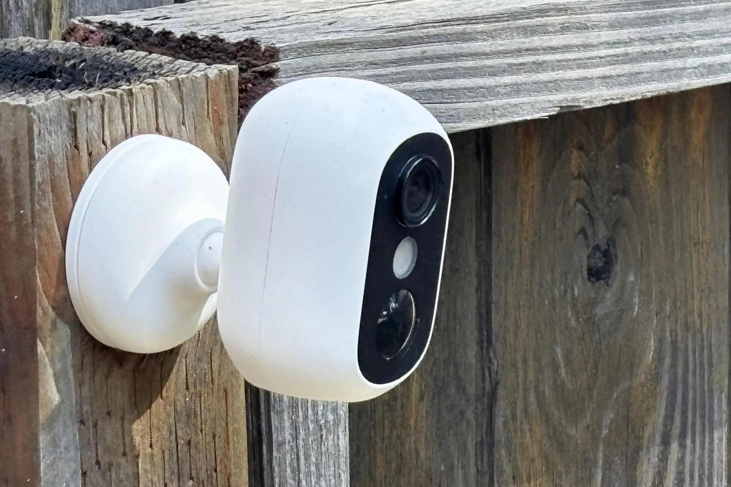 Best Home Security Cameras Without Subscriptions in 2026: Free of Fees