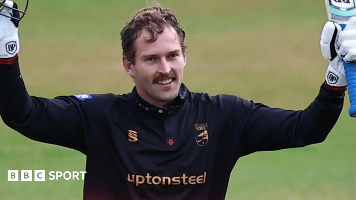 Ruan de Swardt: South Africa all-rounder extends Leicestershire stay