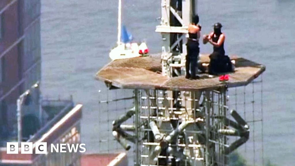 Watch: Two people climb on top of Empire State Building