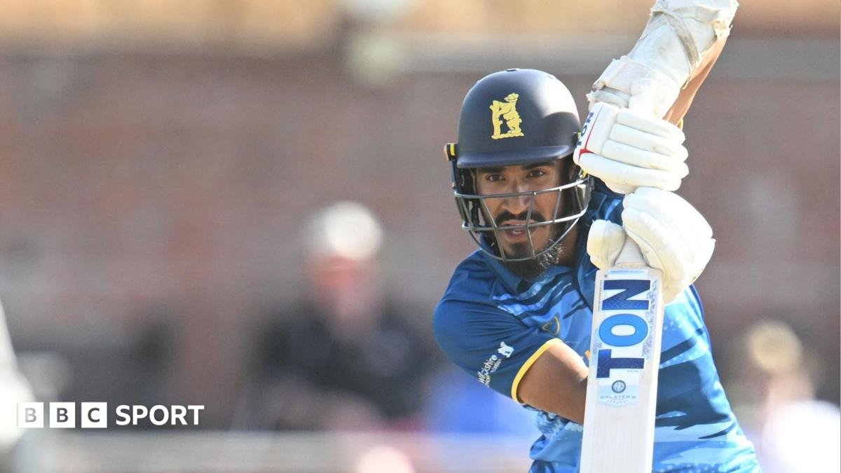 Hamza Shaikh: Leicestershire sign batter from Warwickshire