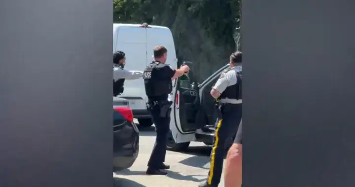 North Vancouver daytime mall shooting caught on video – BC