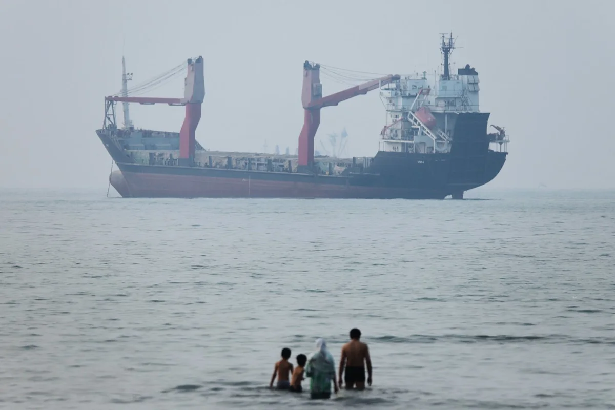 A ship ran aground in Strait of Hormuz, Iranian state TV reports
