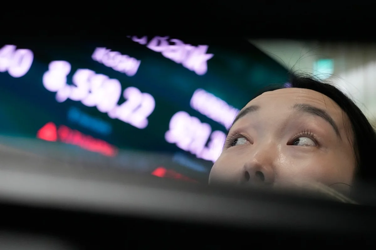 Asian stocks mostly decline on a sell-off of chip shares