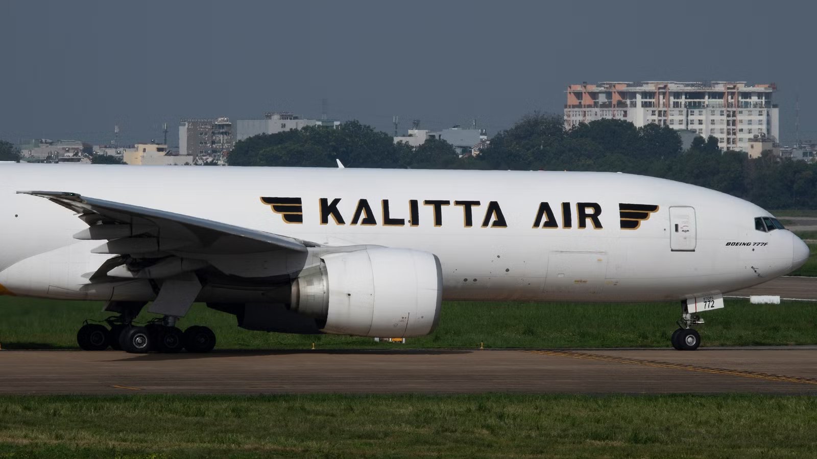 Sparks Fly After Kalitta Air Boeing 777-300 Tail Strike At Cincinnati Airport