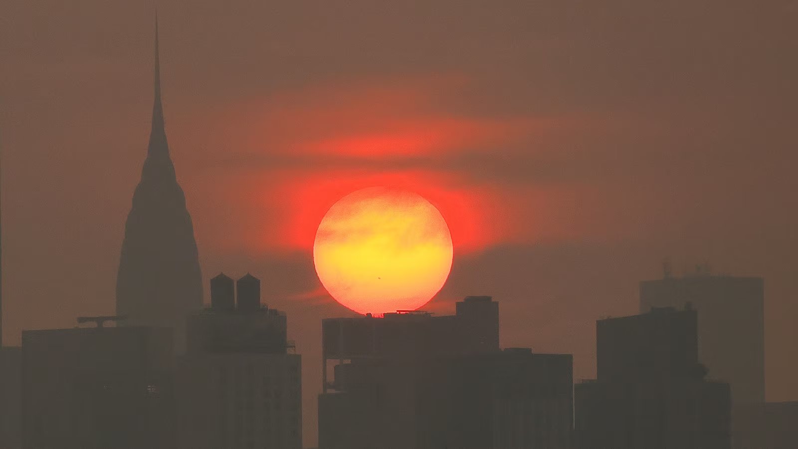 Canada wildfire smoke brings unhealthy air quality to over a dozen states in Midwest, Northeast: Latest