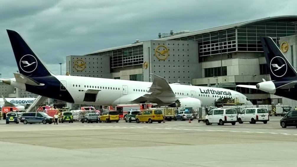 Investigators: Lufthansa Boeing 787-9’s Nose Gear Was Missing Downlock Pin Before Collapse