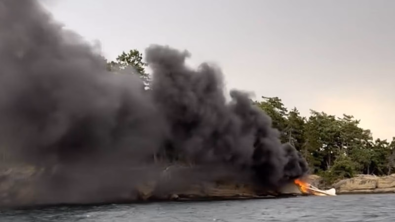 Multiple injured, 1 critically, after seaplane with 11 aboard crashes off coast of Washington state