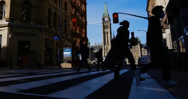 Federal employees now working four days a week seeing less office space – National