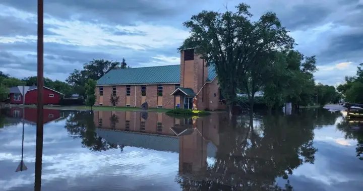 ‘Far as the eye can see’: Saskatchewan communities clean up after floods