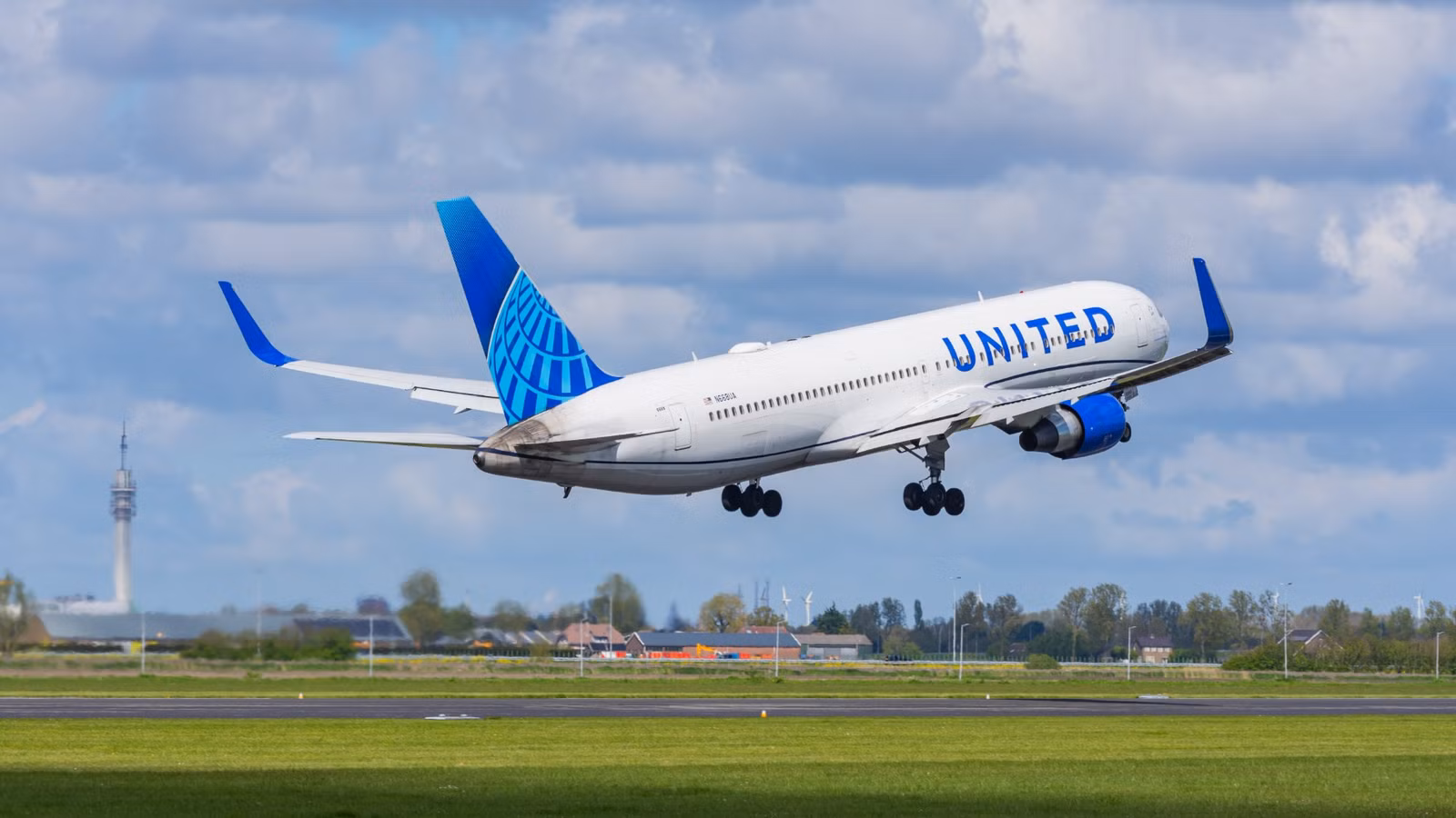 United Airlines’ Oldest Active Jet Is 35 Years Old: Here’s Where It’s Still Flying