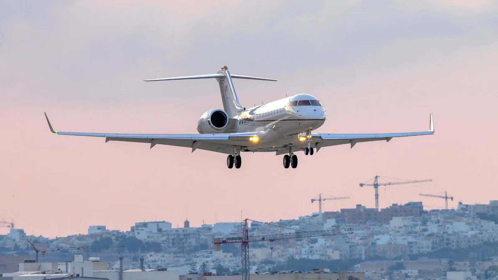 “Large Silver Object”: NetJets Pilots Report Near Miss At 15,800 Feet Over New York