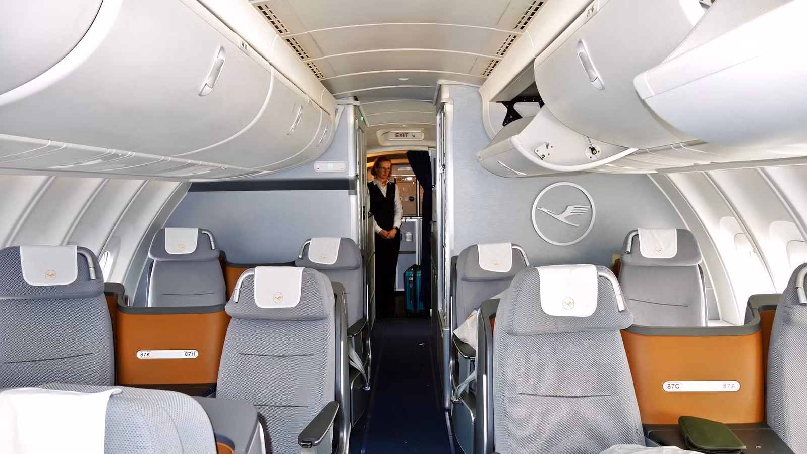 Inside The Boeing 747’s Upper Deck Layout