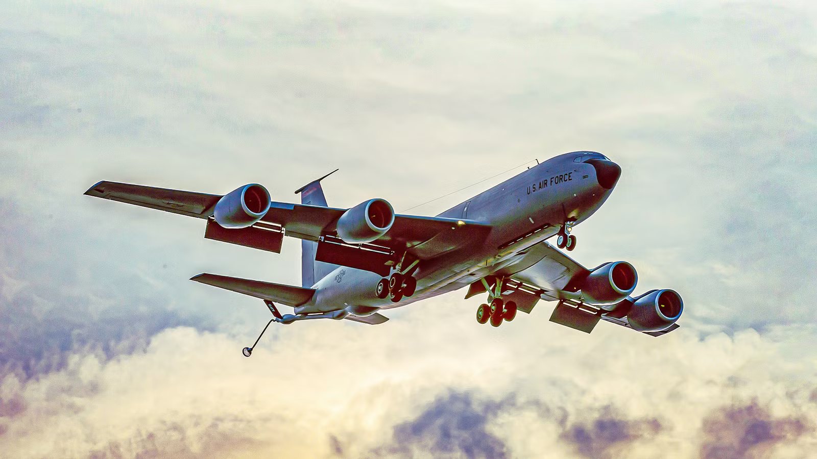 Why The US Air Force Is Bolting SpaceX Starshield Antennas Onto Its 65-Year-Old KC-135 Tankers