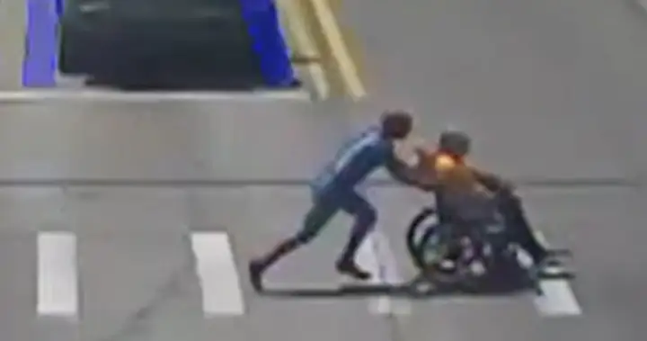 Man in Spider-Man suit helps wheelchair user cross busy intersection – National