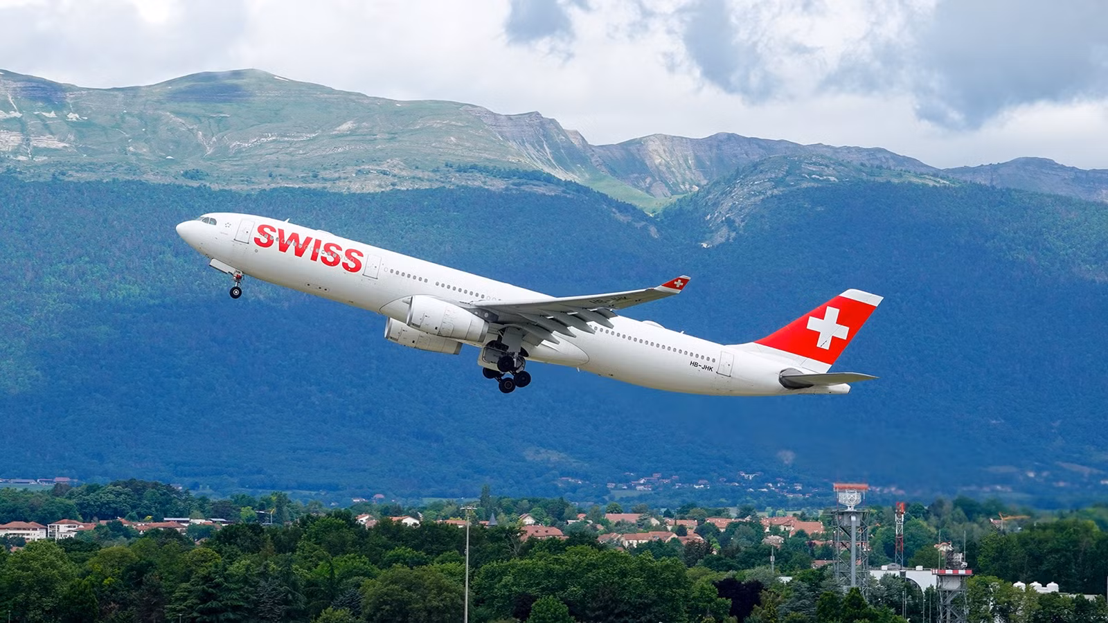 New York Bound SWISS A330 Diverts To Bangor After Smoke Engulfs Business Class Cabin