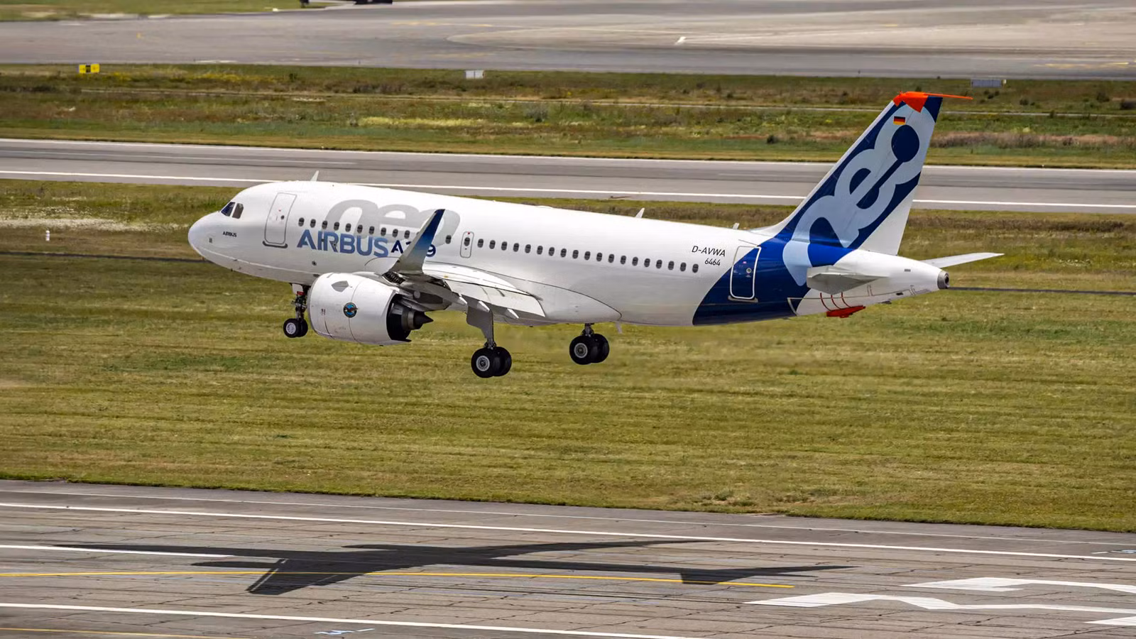 The Airbus Jet Being Squeezed To Death Between The A220 & The A321neo