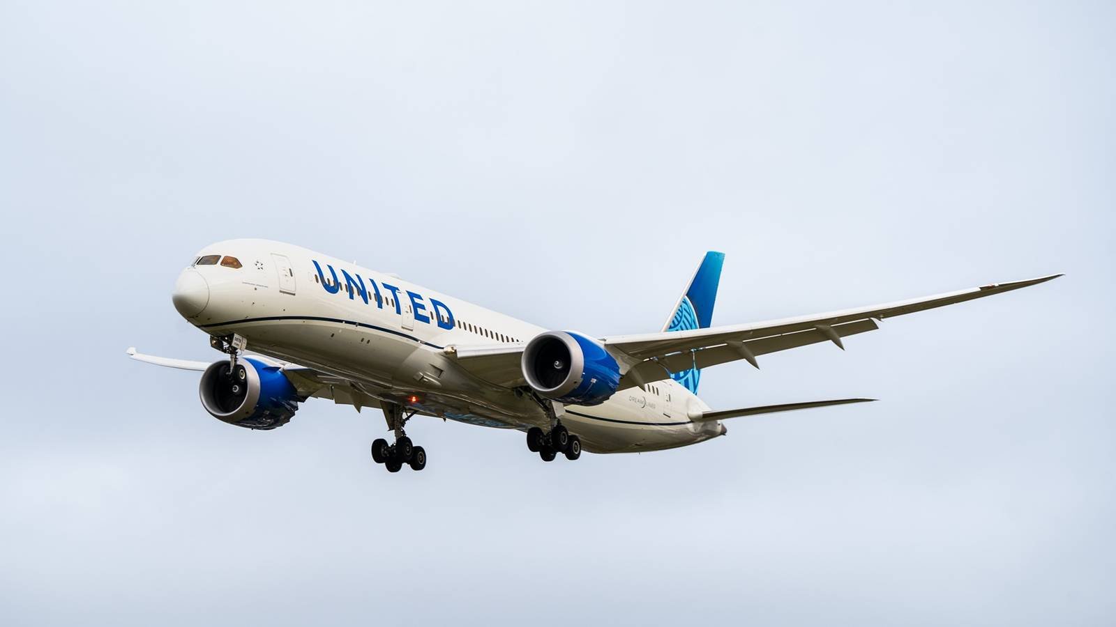 Unsolved: United Airlines Grounds New Premium Boeing 787-9 Again After Suffering TCAS Issues