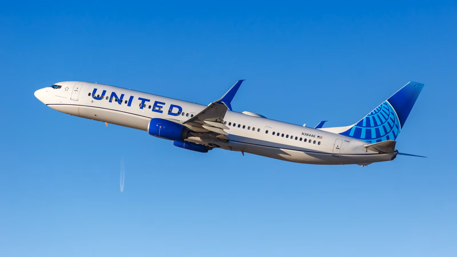 United Airlines Boeing 737-900 Makes Rare Military Base Diversion After Low Fuel Emergency