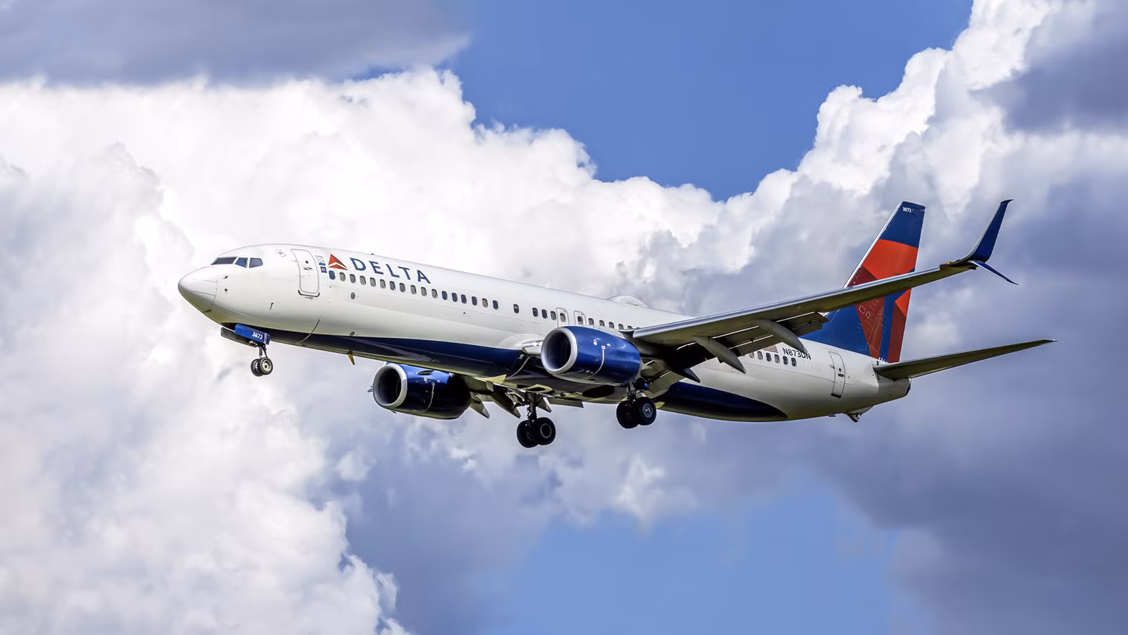 Delta Air Lines Pilot Hit With False “Rocket Launcher” Threat During LaGuardia Approach