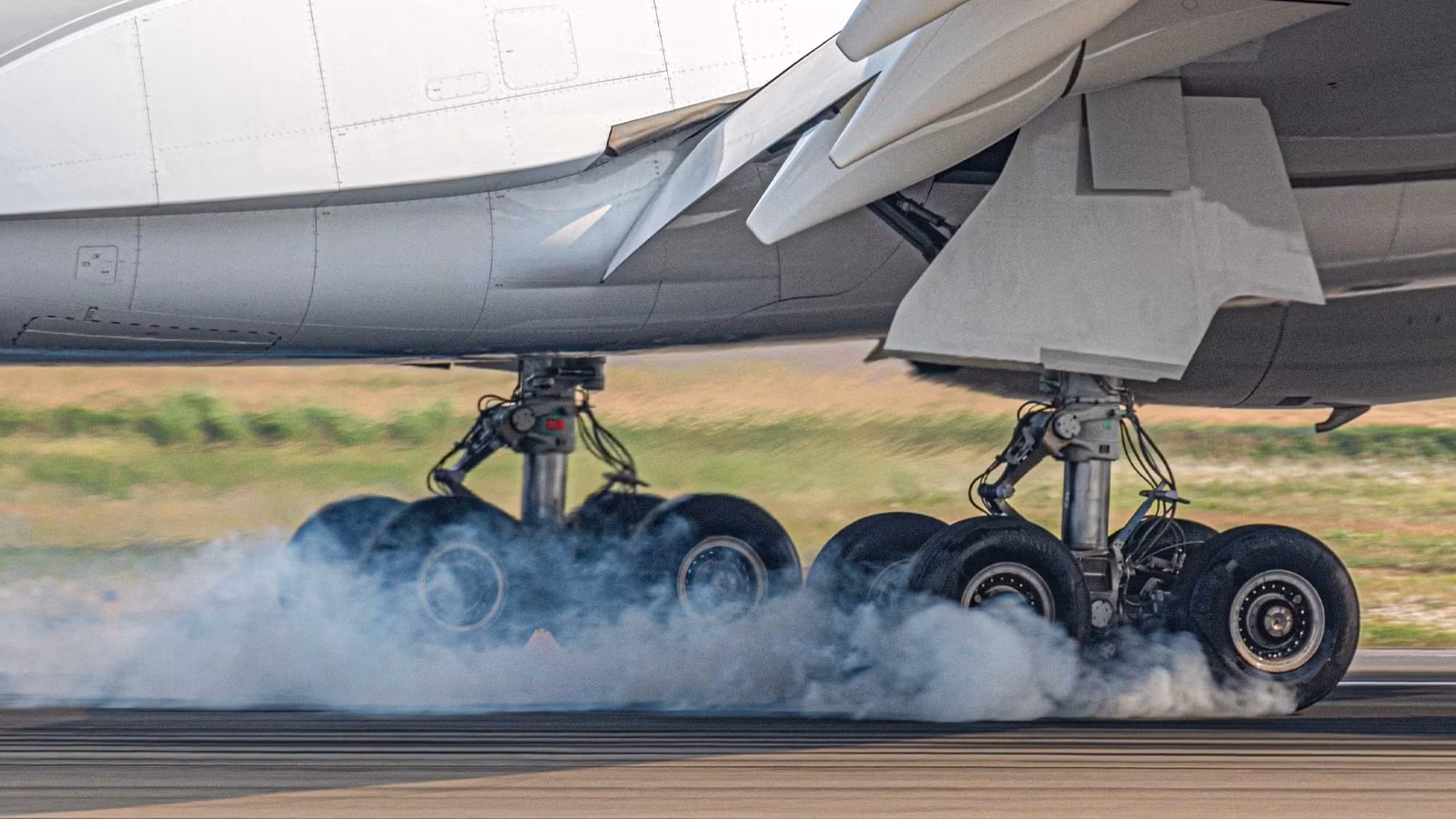 How Commercial Aircraft Tires Survive 150mph Runway Contact Under 20 Tonnes Of Weight Without Bursting