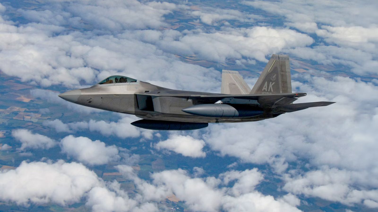 Why The F-22 Raptor’s Square Engine Nozzles Have Never Been Copied In 20 Years