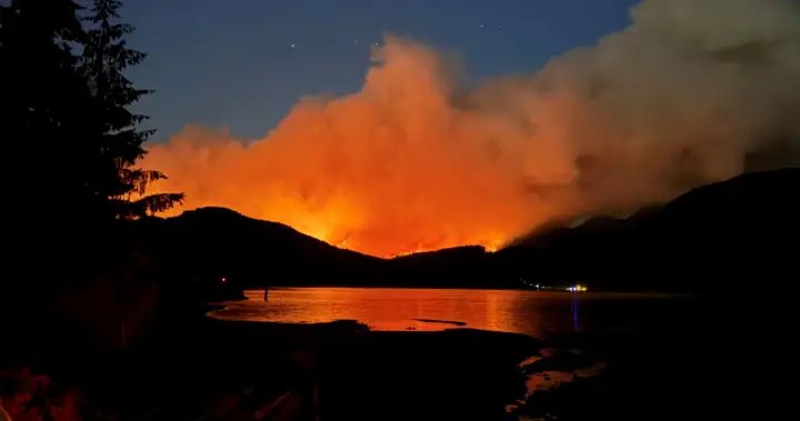 Federal officials set to give wildfire season update as blaze threatens B.C. town