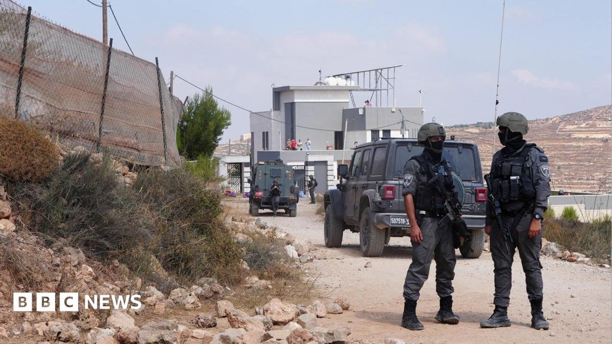 Activists deliver aid to Palestinians in homes besieged by Israeli settlers