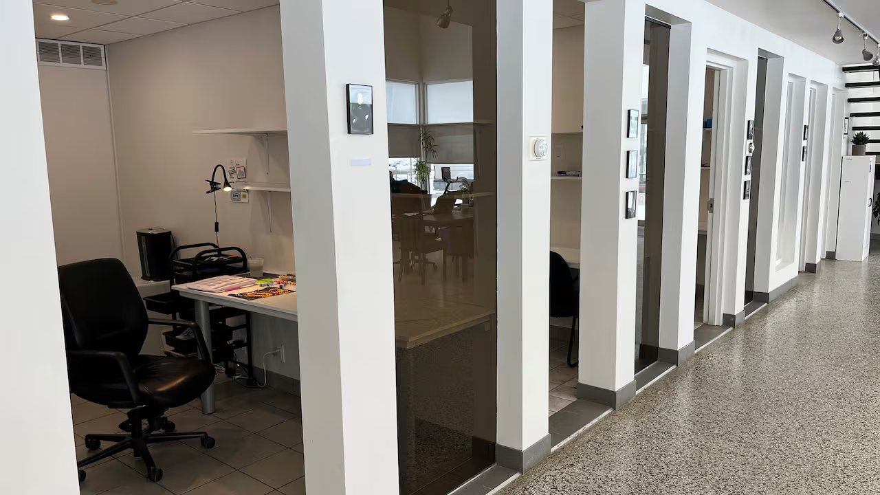 Why are some Quebec employers installing heat sensors under work desks?
